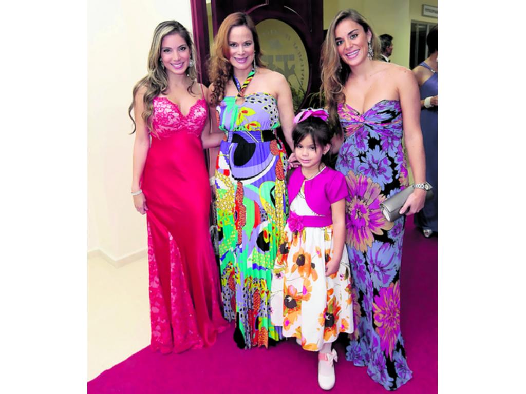 13. Karina Pérez Horta, Aurea Horta, Valeria Stanziola y Krystal Pérez Horta.