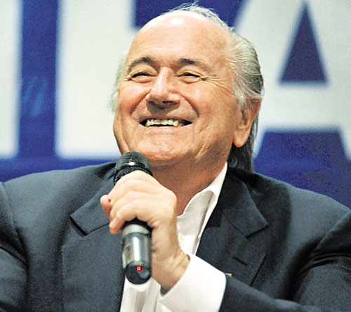 <p>Sonreído. Blatter mostró su buen humor .</p>