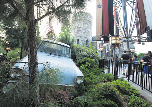 <p>Atracciones. Visitantes se dirige a presenciar un torneo con dragones como en Harry Potter y el cáliz de fuego.</p>