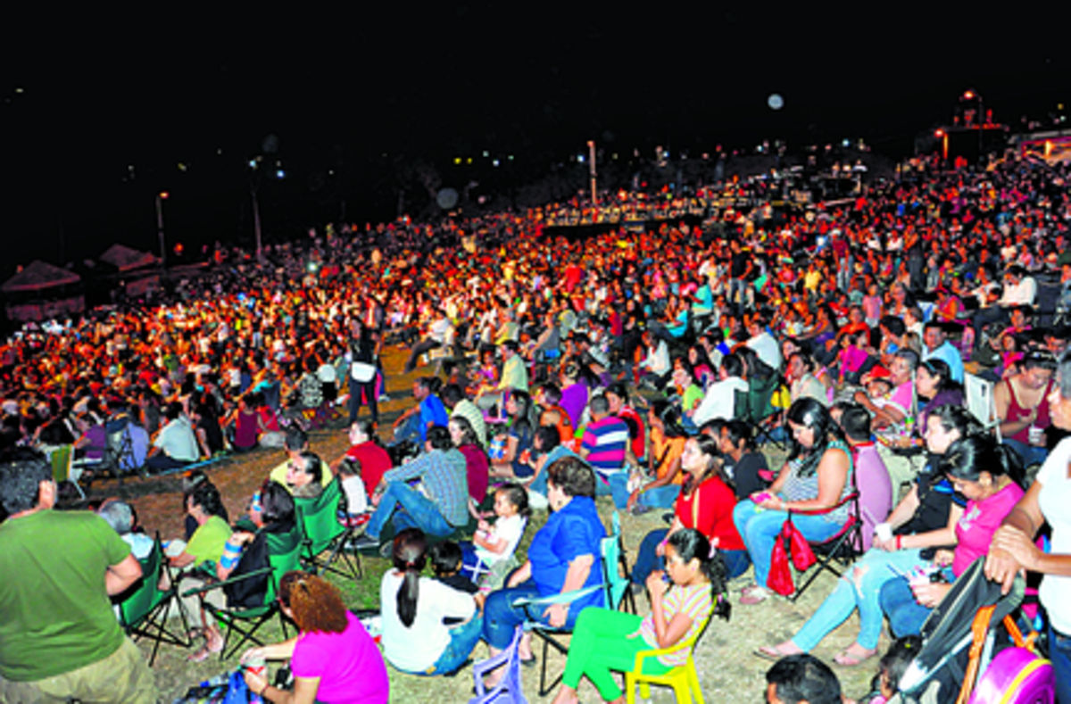 La audiencia gozó esta velada artística en el parque Omar.