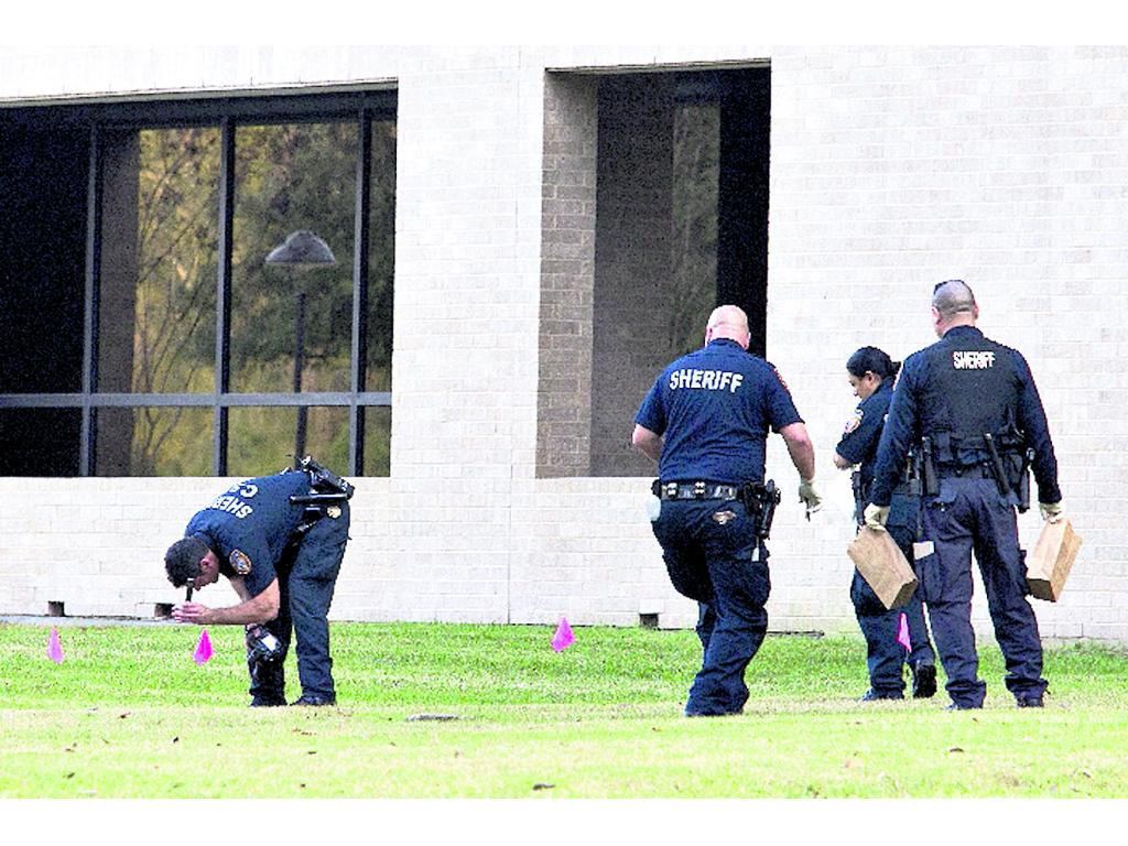 Agentes policiales recogen evidencia en el campus.(AP)