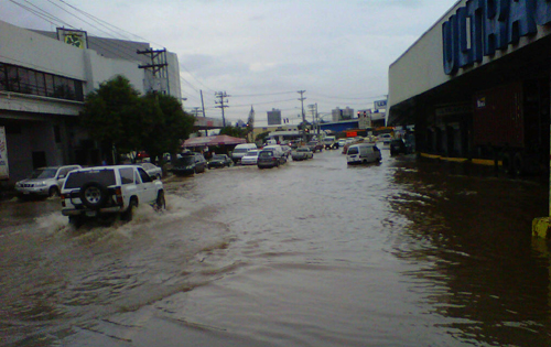 La Avenida Fernández de Córdoba se encuentra inundada. Foto/Jesús Simmos