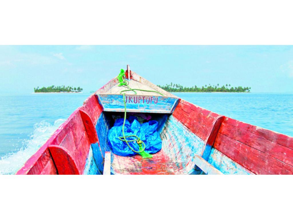 La manera de transportarse de una isla a otra es mediante lanchas. Se aprecia a lo lejos la que lleva el nombre de Ukuptupu.(viajesyfotografia.com)