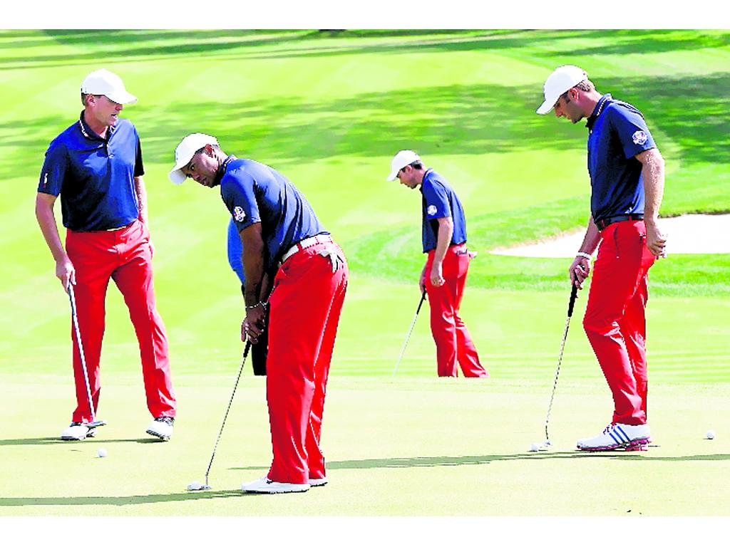 Calibran. Tiger Woods (c) potea con sus compañeros.(AP)