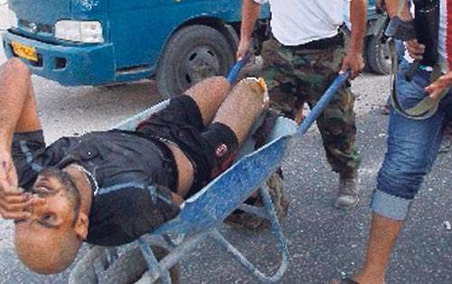 <p>Ayudan a un herido.</p>