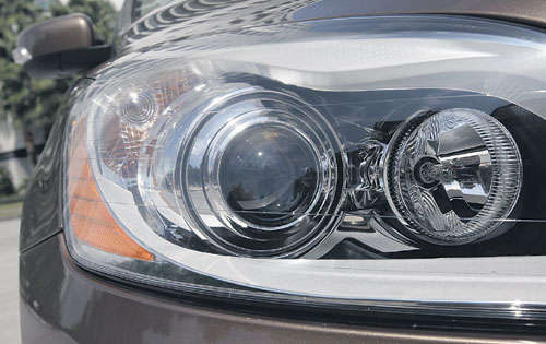 <p>Faros bixenón. Se mueven conforme se manipula el timón.</p>