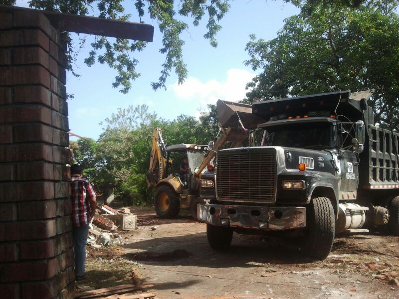 El abandono de la infraestructura la ha convertido en criadero de mosquitos. Foto/Edwin González<br>