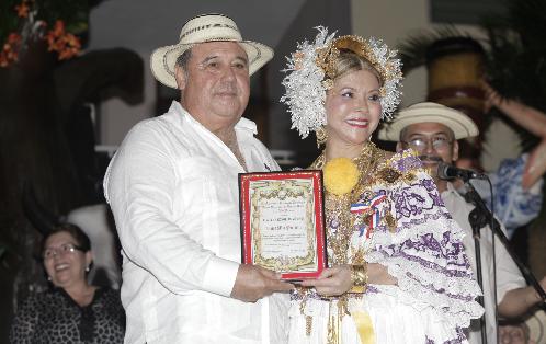 Amadita pinzón recibe reconocimiento. Foto: Noriel Gutiérrez<br>