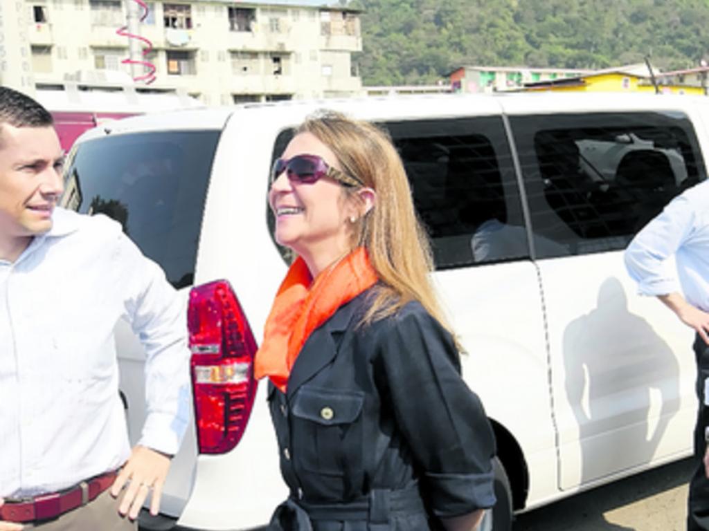 La Infanta Elena asombrada por el centro integral en Barraza.