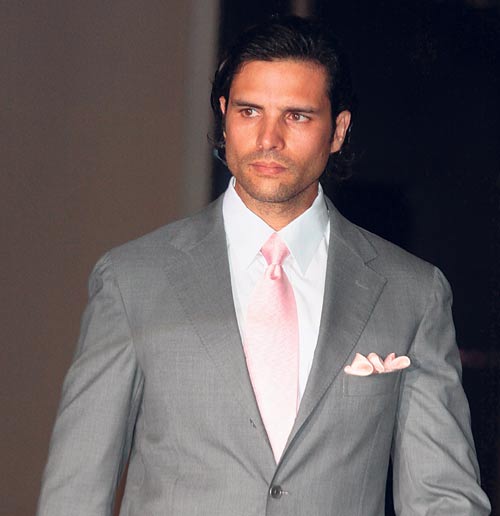 <p>En saco y corbata, presentó varios estilos como este en gris, muy elegante para el hombre de hoy.</p>