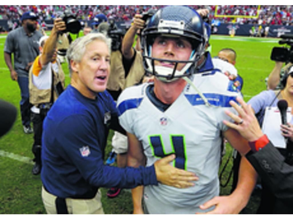 Steven Hauschka pateó un gol de campo en tiempo extra para dar ayer a los Seahawks de Seattle una victoria de 23-20 sobre los Texans de Houston, que le deja invictos en la campaña. (AP)