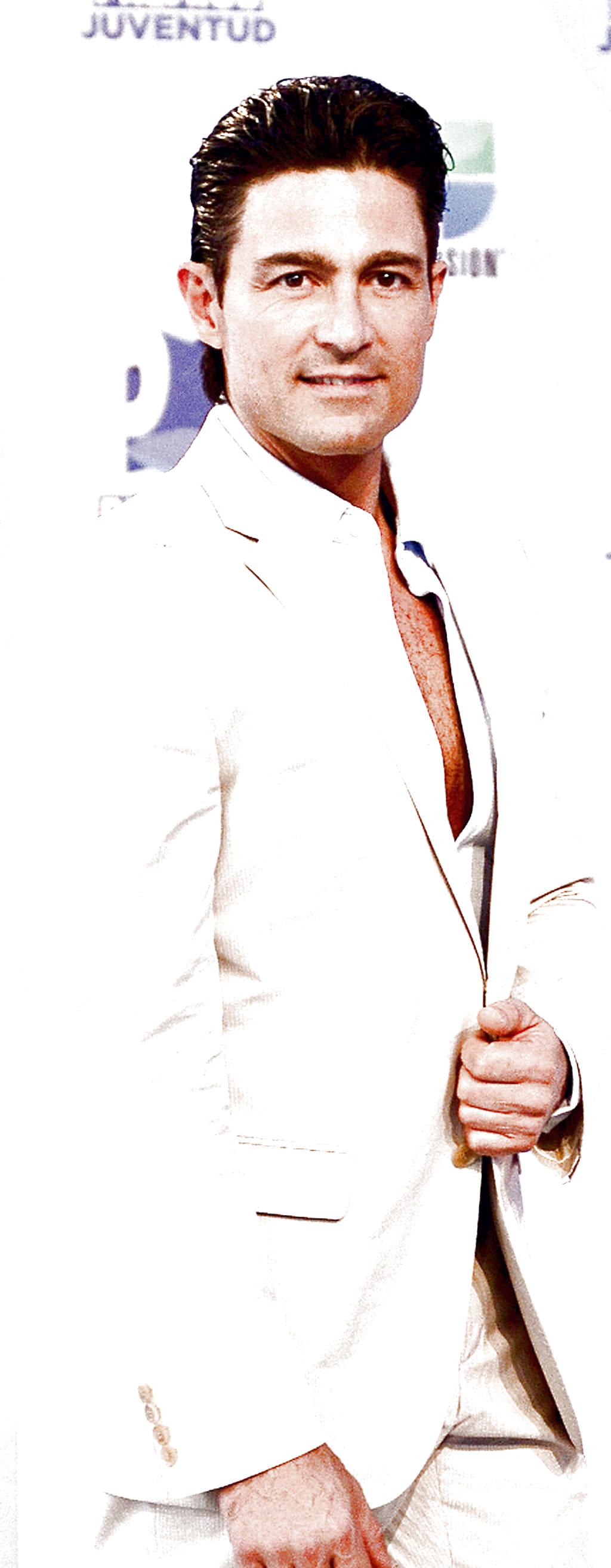 Fernando Colunga. El actor eligió un traje de color claro apropiado para la temporada actual.()