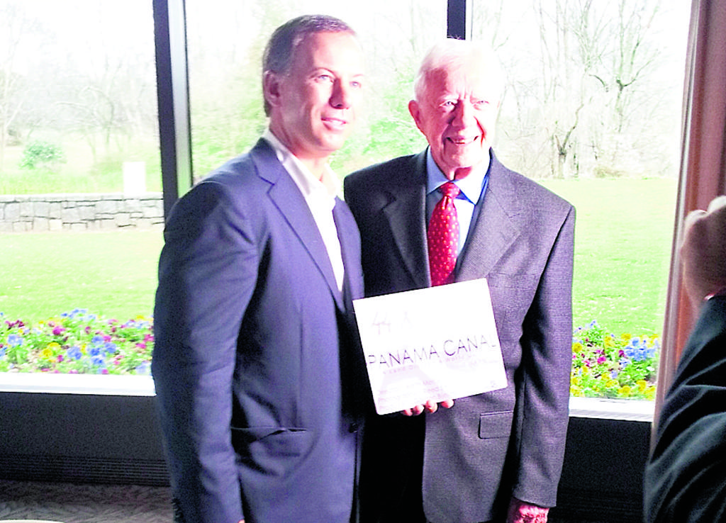 Imagen que muestra al productor del filme y los documentales, Gordon Bijelonic, junto a Jimmy Carter.(Cortesía.)