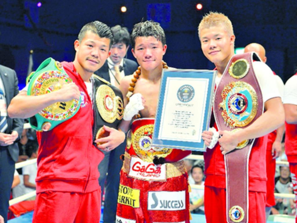 Daiki Kameda (centro) junto a sus hermanos Koki y Tomoki.(Archivo)