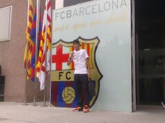 Neymar a las afuera del estadio Camp Nou. Foto/Tomada del Twitter @FCBarcelona_es