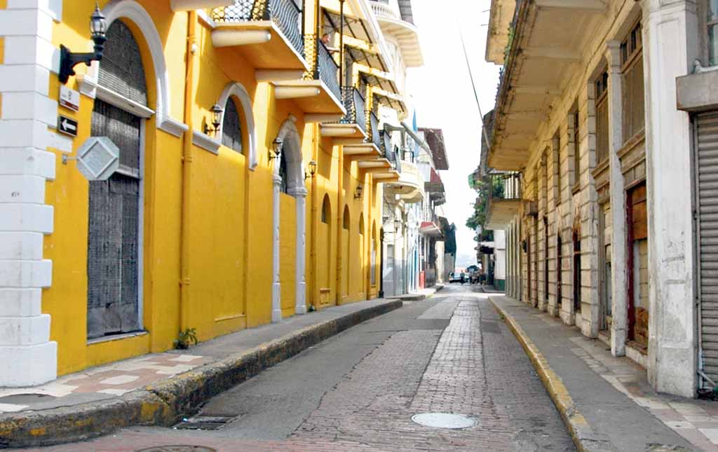 <p>Callejones. Las calles se han deteriorado mucho con el pasar del tiempo.</p>