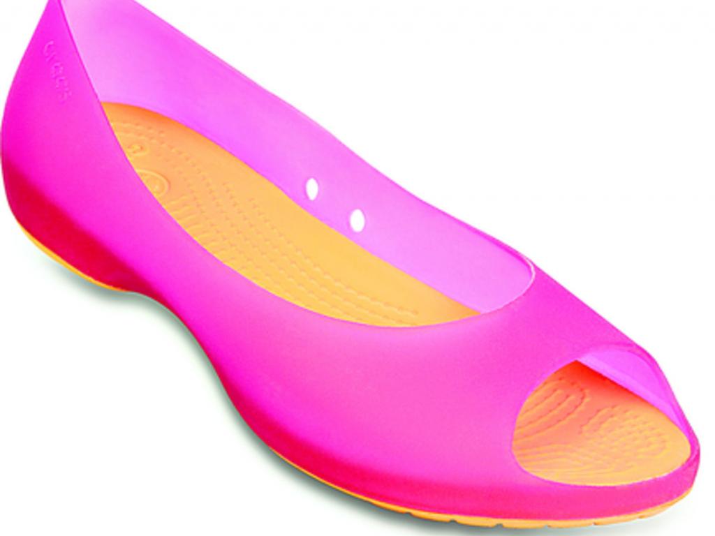 Crocs. Vienen en distintos modelos y colores. Ofrecen comodidad, suavidad y cuentan con la tecnología croslite, que hará que tus pies no se cansen fácilmente.