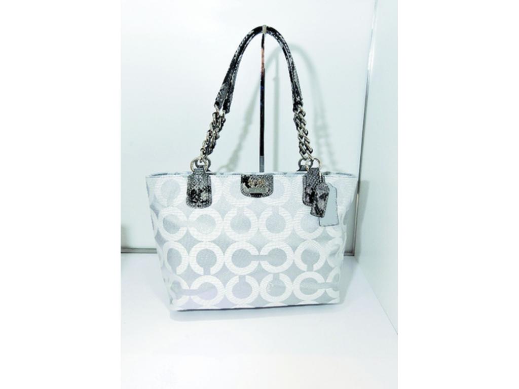 Cartera elaborada con estampado de serpiente en tonos gris y negro.