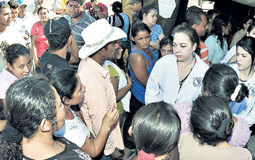 <p>Desesperación. Familiares de los detenidos en la cárcel de Nuevo León la Apodaca esperan noticias.</p><p>Oportunidad. Especialistas toman muestras de sangre a los parientes de los reos fallecidos.</p>