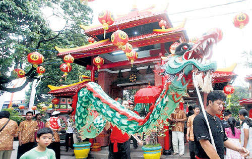 <p>Danza. Un grupo de bailarines realiza la Danza del Dragón en el templo de Kuta, en Bali, Indonesia.</p>