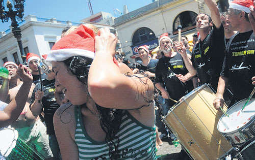 <p>En Uruguay celebran con la lluvia de sidra.</p>
