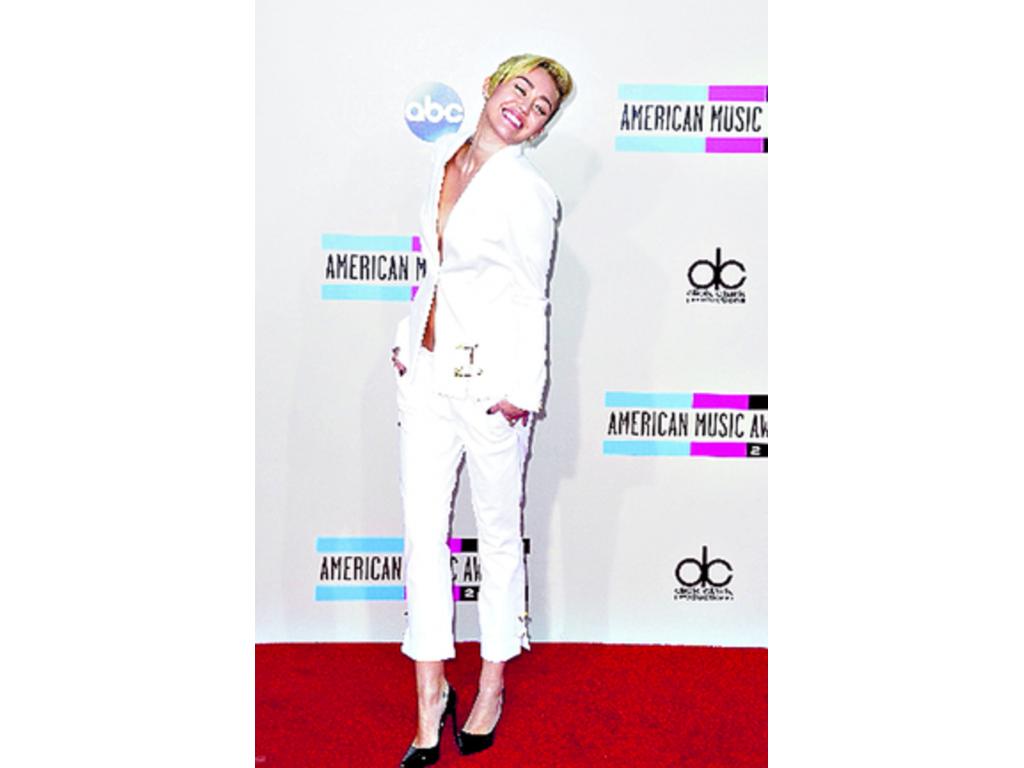 Fashion policeEs urgente. Estas tres celebridades ya no saben cómo asistir a una ceremonia de alfombra roja. ¡Auxilio!(Miley Cyrus Tuvo afán de ser ultra sexy y apostó por un diseño que pareció que no era de su talla: un traje Versus, de Versace, de c