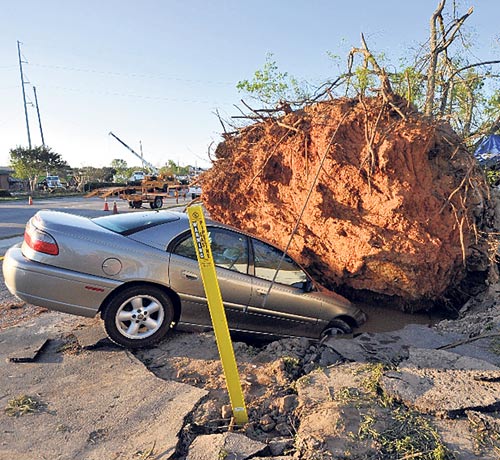 <p>Pérdidas. Varios autos fueron aplastados por las rocas.</p>
