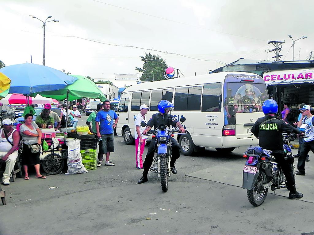 Vigilancia. Policías ticos vigilan la frontera.(ARCHIVO)
