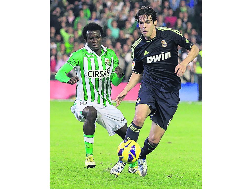Peligro. Kaká (dcha.) estuvo a punto de empatar el duelo.(AP)