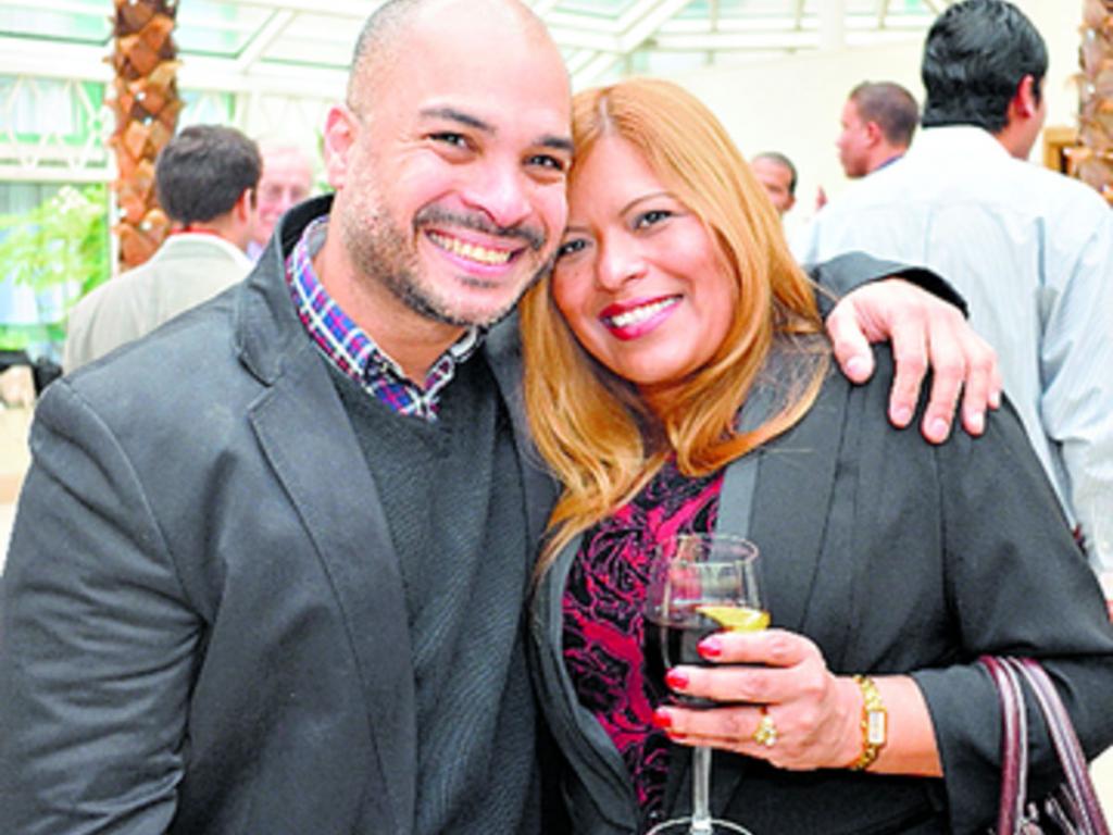 3. Alejandro Lagrotta, junto a una panameña residente en Londres.
