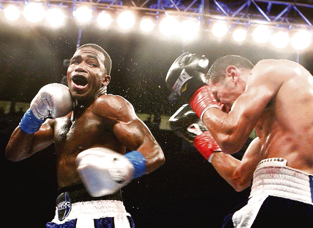 Poder. Broner (izq.) castiga a Escobedo.(ap)