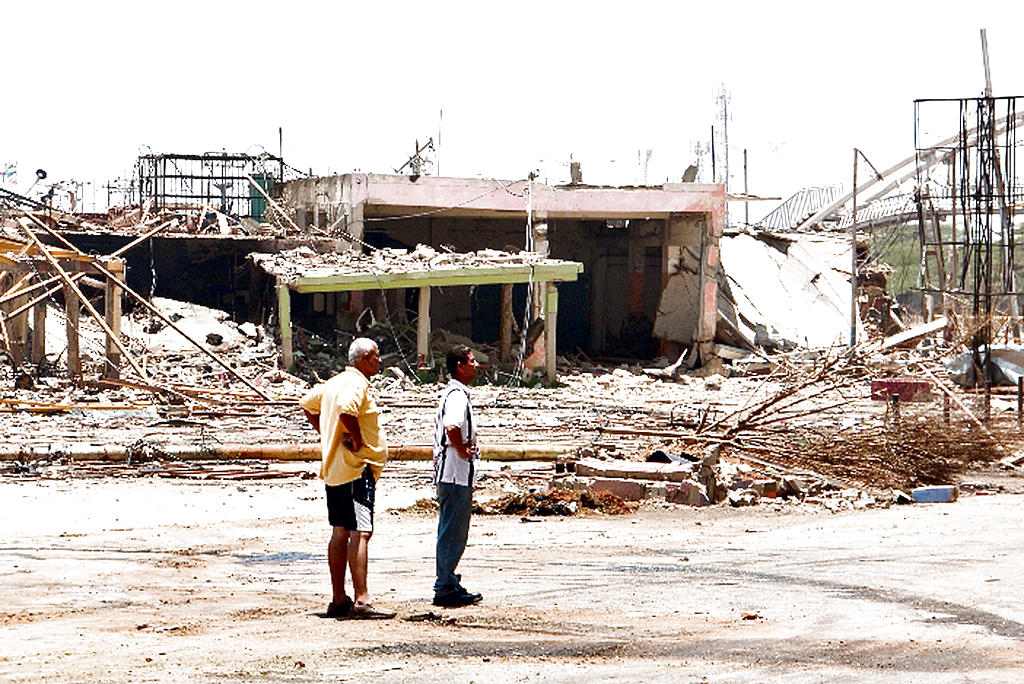 Pérdidas. Dos hombres observan los daños.(EFE)