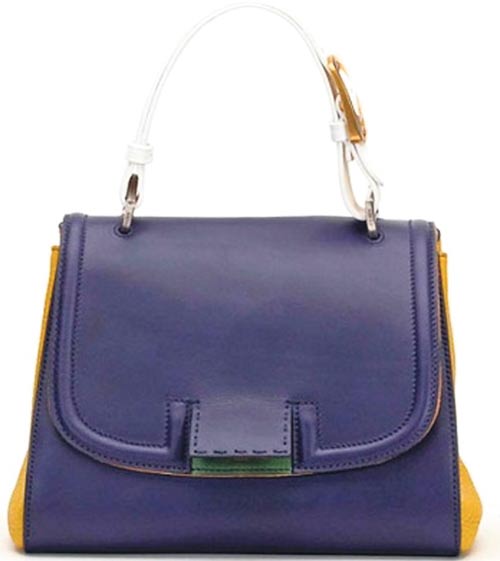 <p>Cartera de la colección primavera/verano 2011 de Fendi. Cuenta con tonos azules, amarillos y blanco y la puedes combinar con tu outfit preferido.</p>