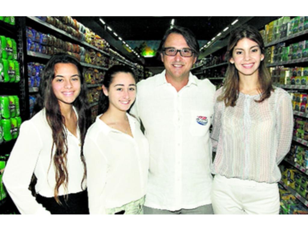 2. Alexia Acevedo, Victoria Padilla, Carlos Padilla y Wilhelmina Pantaleón.
