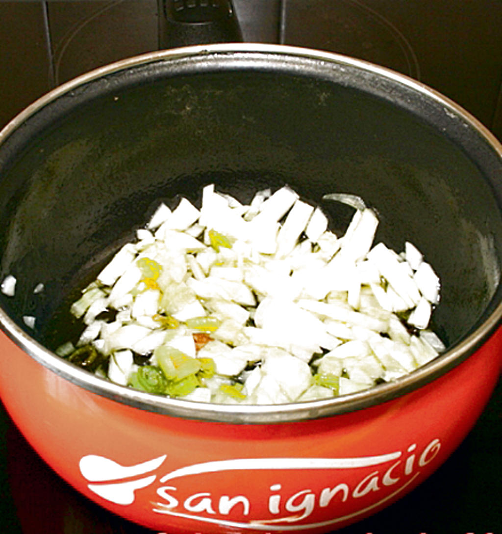 Aparte caliente el aceite y sofría las cebollas. Cocine las espinacas, escurra bien y déjelas aparte.()