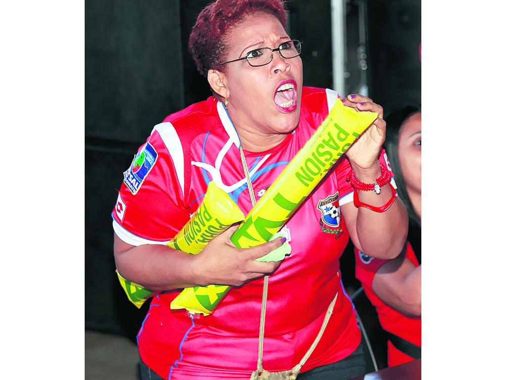 Euforia. Los fanáticos de la Selección de Panamá estallaron en emoción con cada gol.(Anayansi Gamez)