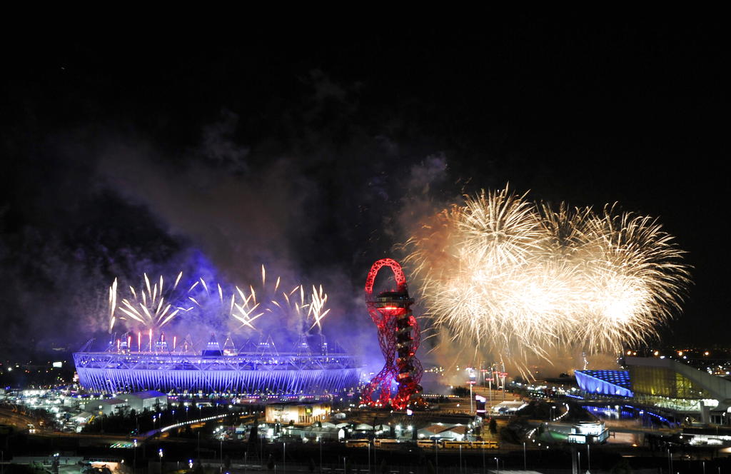 Fuegos artificiales sobre el Estadio Olímpico, durante la ceremonia de inauguración de los Juegos Olímpicos Londres 2012. Foto/EFE<br>