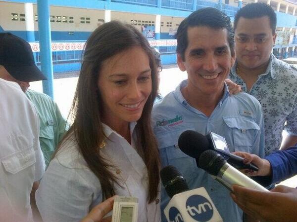 El precandidato Rómulo Roux junto a su prometida Veronica.