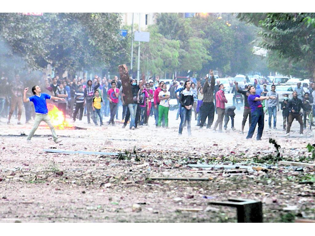 Protestas. Fuertes enfrentamientos entre la población que está contra las medidas adoptadas por Morsi.(AP )