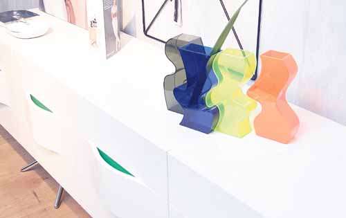 <p>Aparador. Mueble laqueado con sujetador curvilíneo.</p>