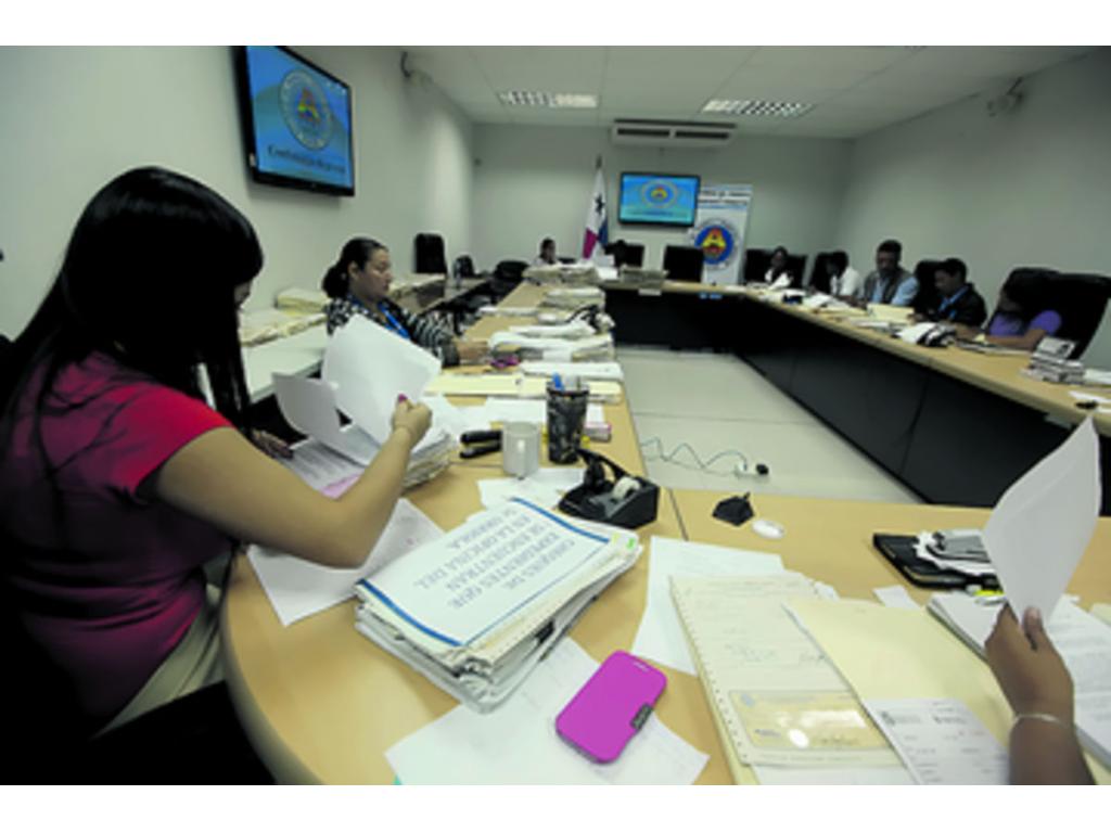 Equipo de la ATTT revisa los expedientes de los transportistas.(Carlos Lemos)