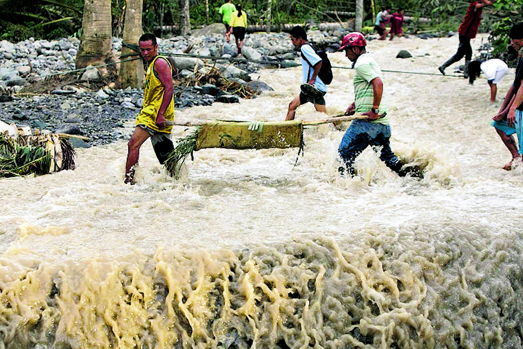Víctima. Cargan el cuerpo de niño. (EFE)