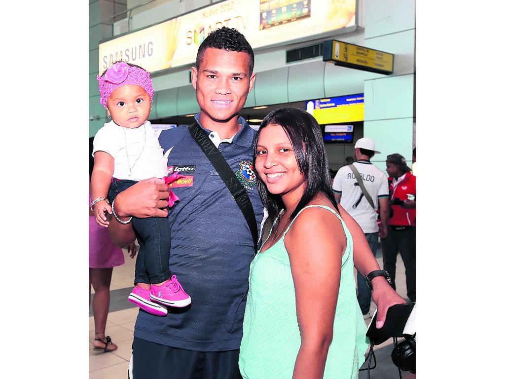 Grato momento. Rolando Blackburn (c) comparte junto a sus familiares antes de partir hacia territorio cubano.(Anayansi Gamez)