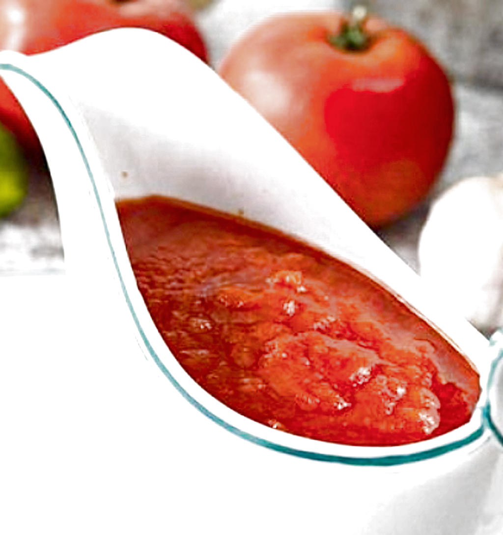 Agregue al sofrito las salsas Naturas, la sal y la pimienta. Añada las espinacas y cocine a fuego lento durante 5 minutos.()