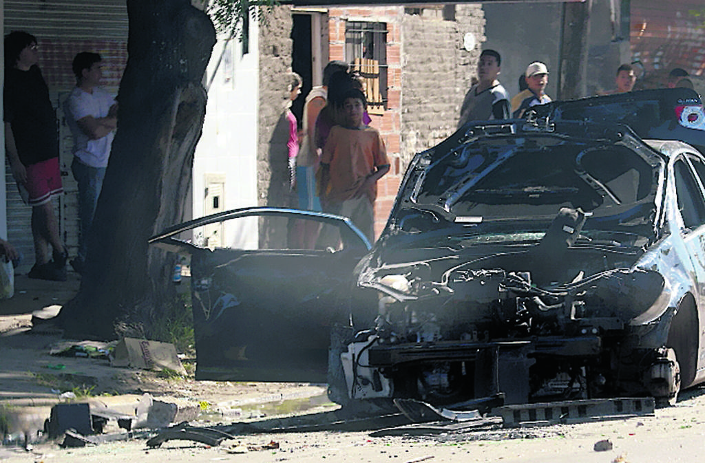 Crisis. Un auto fue vandalizado y quemado.(AP)