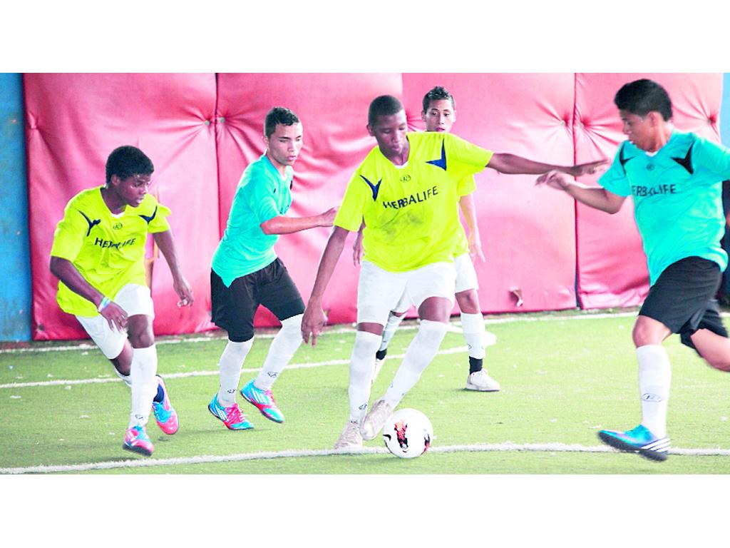 El encuentro por el campeonato de la Copa Herbalife entre The King School (celeste) y el Fermin Naudau fue difícil, quedando victorioso el primero. ()