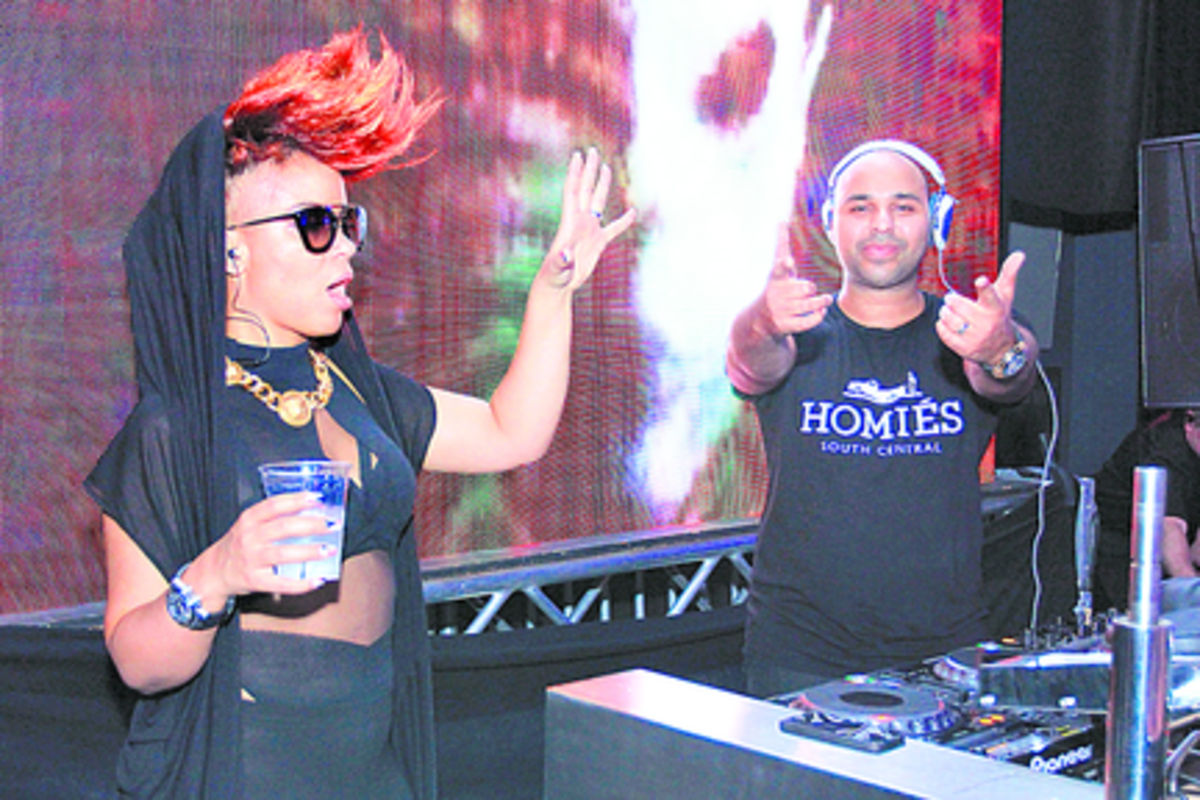 Su novia, Eva Simons, es reconocida por su look punk.