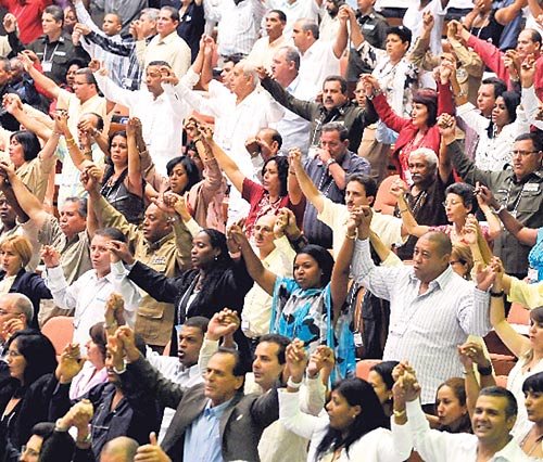 <p>Fuerza. Delegados cubanos votan por los cambios internos.</p>