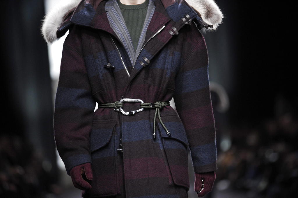 Un modelo desfila por la pasarela con una creación de la colección de otoño-invierno del diseñador británico Kim Jones para la firma Louis Vuitton. EFE<br>