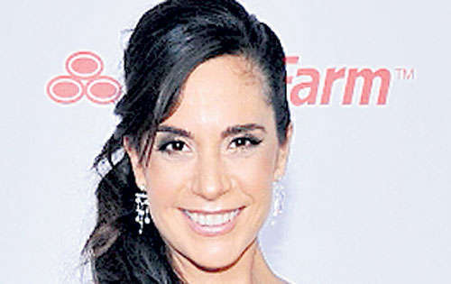 <p>Maite Embil. Lució un vestido amarillo con brillantes, en cola de sirena (muy de moda para la temporada) con escote strapless.</p>